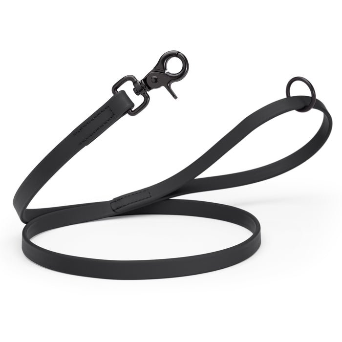 Black dog leash with black clasp and O-ring, made from waterproof Biothane, 3/4 inch wide